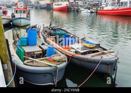 Vieux bateaux de pêche allemands traditionnels en baril de filet amarrés Alter Strom canal Warnemunde port marché de pêche du nord de l'Allemagne. Crabe de poisson commercial Banque D'Images