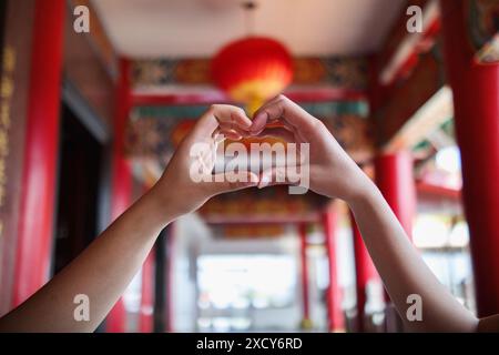 Les couples affichent des symboles en forme de cœur ensemble pour montrer leur amour et leur amitié les uns pour les autres sur leur grand jour. fabrication du symbole de coeur en forme de main à ex Banque D'Images