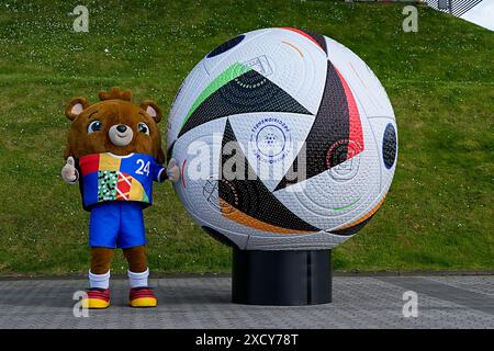 Düsseldorf, Allemagne, 17 juin 2024 : la mascotte officielle de l'UEFA EURO 2024 Albärt devant le stade à côté de la réplique géante du ballon de match EURO 2024 Adidas Fussballliebe lors du match de football UEFA EURO 2024 Allemagne du Groupe d entre l'Autriche et la France à la Düsseldorf Arena, en Allemagne. (Daniela Porcelli/SPP) crédit : SPP Sport Press photo. /Alamy Live News Banque D'Images