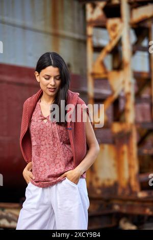 Jeune femme marchant dans le chantier naval, navire dans le port de Pasaia, Gipuzkoa, pays Basque, Espagne, Europe Banque D'Images