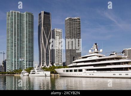 Miami, Floride, États-Unis - 5 décembre 2023 : le super yacht Infinity amarré sur le front de mer de Miami avec deux super yachts plus petits Banque D'Images