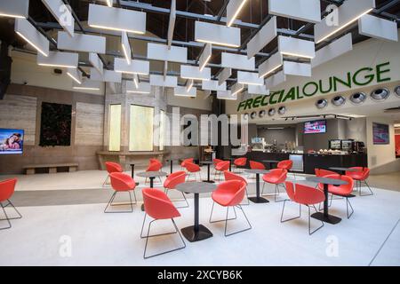 Milan, Italie. 19 juin 2024. Inaugurazione FrecciaLounge della stazione Milano centrale - Mercoledì 19 Giugno 2024 (Foto Claudio Furlan/Lapresse) inauguration du FrecciaLounge à la gare Milano centrale - mercredi 19 juin 2024 (photo Claudio Furlan/Lapresse) crédit : LaPresse/Alamy Live News Banque D'Images