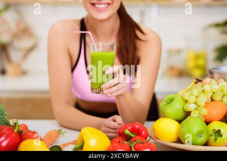 Happy Woman Detox Jus de légumes verts frais Banque D'Images