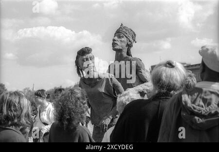 1999 photographie d'archives en noir et blanc des sculptures d'Ousmane Sow, sur le Pont des Arts à Paris. Banque D'Images