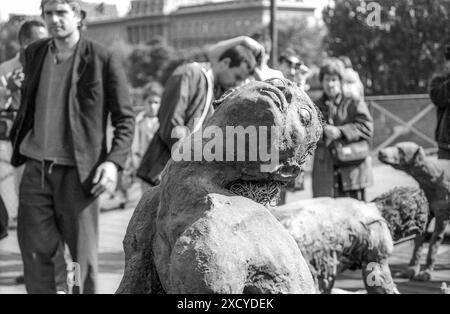 1999 photographie d'archives en noir et blanc des sculptures d'Ousmane Sow, sur le Pont des Arts à Paris. Banque D'Images