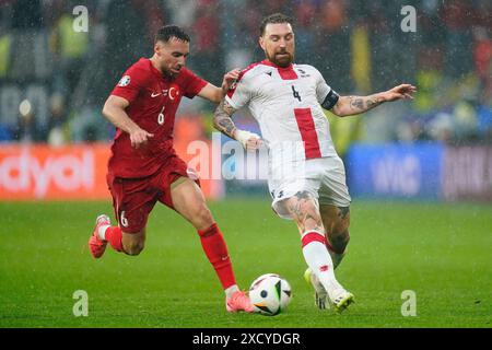 Dortmund, Allemagne. 18 juin 2024. Guram Kashia, de Géorgie, et Orkun Kokcu, de Turkiye, lors du match de l'UEFA Euro 2024 opposant Turkiye à la Géorgie, Groupe F, date 1, ont joué au BVB Stadion le 18 juin 2024 à Dortmund, Allemagne. (Photo de Sergio Ruiz/Sipa USA) crédit : Sipa USA/Alamy Live News Banque D'Images