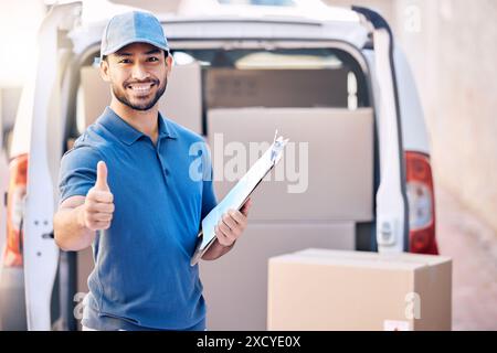 Logistique, pouces vers le haut et livreur en portrait avec presse-papiers, checklist et inspection des commandes. Extérieur, employé masculin et geste de la main pour Banque D'Images