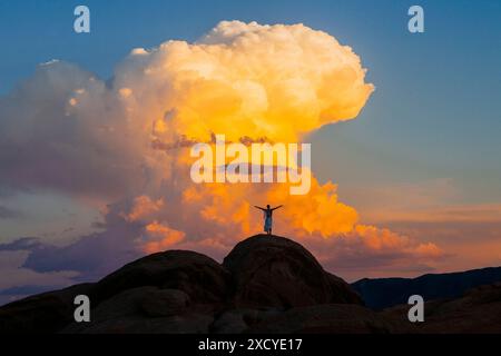 Silhouette d'une personne debout contre des nuages dans le parc d'État de Valley of Fire, Nevada, États-Unis Banque D'Images