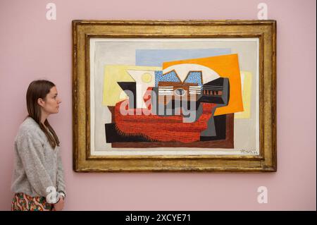 Londres, Angleterre, Royaume-Uni. 19 juin 2024. Un membre du personnel de Sotheby's se tient devant guitare sur un tapis rouge de Pablo Picasso, estimé à 10 000 000 - 15 000 000 GBP lors de la photocall à Sotheby's, Londres. (Crédit image : © Thomas Krych/ZUMA Press Wire) USAGE ÉDITORIAL SEULEMENT! Non destiné à UN USAGE commercial ! Banque D'Images