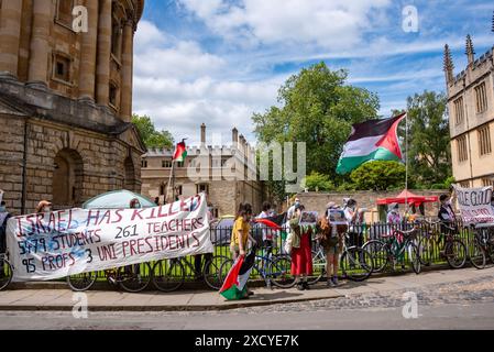 Oxford, Royaume-Uni, 19 juin 2024. Les manifestants anti-israéliens à Radcliffe Square, Oxford, après que le cortège de l'Encaenia ait été dérouté pour les éviter. Encaenia est la cérémonie annuelle au cours de laquelle l'Université d'Oxford décerne des diplômes honorifiques. Crédit : Martin Anderson/Alamy Live News Banque D'Images