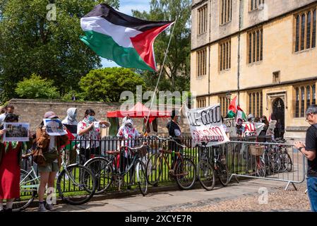 Oxford, Royaume-Uni, 19 juin 2024. Les manifestants anti-israéliens à Radcliffe Square, Oxford, après que le cortège de l'Encaenia ait été dérouté pour les éviter. Encaenia est la cérémonie annuelle au cours de laquelle l'Université d'Oxford décerne des diplômes honorifiques. Crédit : Martin Anderson/Alamy Live News Banque D'Images