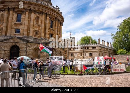 Oxford, Royaume-Uni, 19 juin 2024. Les manifestants anti-israéliens à Radcliffe Square, Oxford, après que le cortège de l'Encaenia ait été dérouté pour les éviter. Encaenia est la cérémonie annuelle au cours de laquelle l'Université d'Oxford décerne des diplômes honorifiques. Crédit : Martin Anderson/Alamy Live News Banque D'Images