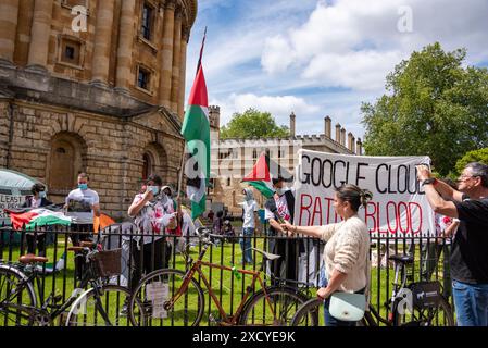 Oxford, Royaume-Uni, 19 juin 2024. Les manifestants anti-israéliens à Radcliffe Square, Oxford, après que le cortège de l'Encaenia ait été dérouté pour les éviter. Encaenia est la cérémonie annuelle au cours de laquelle l'Université d'Oxford décerne des diplômes honorifiques. Crédit : Martin Anderson/Alamy Live News Banque D'Images