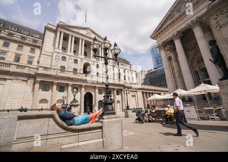 Londres, Royaume-Uni. 19 juin 2024. Une vue générale de la Banque d'Angleterre . Le taux d'inflation a atteint l'objectif de 2 % fixé par la Banque d'Angleterre pour la première fois en près de trois ans, les chiffres officiels de l'Office for National Statistics montrant que les prix ont augmenté de 2 % au cours de l'année allant jusqu'en mai 2024, contre 2,3 % en avril 2024. La Banque d'Angleterre prendra une décision le 20 juin sur le taux d'intérêt britannique qui devrait rester à 5,25 %. Credit : Amer Ghazzal/Alamy Live News Banque D'Images