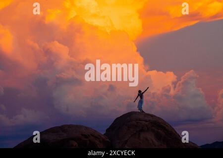 Silhouette d'une personne debout contre des nuages dans le parc d'État de Valley of Fire, Nevada, États-Unis Banque D'Images