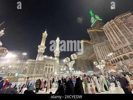 Les pèlerins musulmans se rassemblent pour effectuer la circumambulation d'adieu ou tawaf , tournant sept fois autour de la Kaaba les pèlerins musulmans se rassemblent pour effectuer la circumambulation d'adieu ou tawaf , tournant sept fois autour de la Kaaba, le sanctuaire le plus Saint de l'Islam, à la Grande Mosquée de la ville sainte de la Mecque, à la fin du pèlerinage annuel du hajj, le 19 juin 2024. Medhat Hajjaj apaimages la Mecque la Mecque Arabie Saoudite 190624 Mecca MH 002 Copyright : xapaimagesxMedhatxHajjajxxapaimagesx Banque D'Images