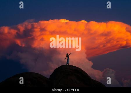 Silhouette d'une personne debout contre des nuages dans le parc d'État de Valley of Fire, Nevada, États-Unis Banque D'Images