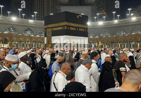 Les pèlerins musulmans se rassemblent pour effectuer la circumambulation d'adieu ou tawaf , tournant sept fois autour de la Kaaba les pèlerins musulmans se rassemblent pour effectuer la circumambulation d'adieu ou tawaf , tournant sept fois autour de la Kaaba, le sanctuaire le plus Saint de l'Islam, à la Grande Mosquée de la ville sainte de la Mecque, à la fin du pèlerinage annuel du hajj, le 19 juin 2024. Medhat Hajjaj apaimages la Mecque la Mecque Arabie Saoudite 190624 Mecca MH 009 Copyright : xapaimagesxMedhatxHajjajxxapaimagesx Banque D'Images