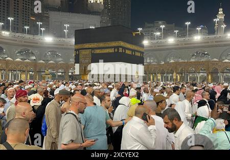 Les pèlerins musulmans se rassemblent pour effectuer la circumambulation d'adieu ou tawaf , tournant sept fois autour de la Kaaba les pèlerins musulmans se rassemblent pour effectuer la circumambulation d'adieu ou tawaf , tournant sept fois autour de la Kaaba, le sanctuaire le plus Saint de l'Islam, à la Grande Mosquée de la ville sainte de la Mecque, à la fin du pèlerinage annuel du hajj, le 19 juin 2024. Medhat Hajjaj apaimages la Mecque la Mecque Arabie Saoudite 190624 Mecca MH 0016 Copyright : xapaimagesxMedhatxHajjajxxapaimagesx Banque D'Images