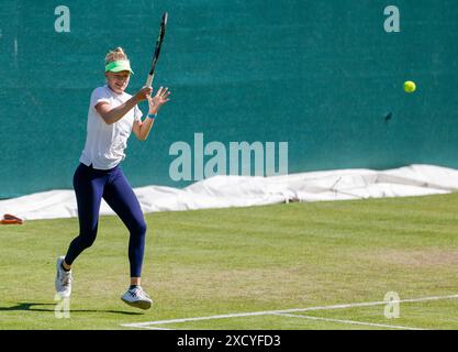 Birmingham, Royaume-Uni. 19 juin 2024 ; Edgbaston Priory Club, Birmingham, Angleterre : Rothesay Tennis Classic Birmingham, jour 3 ; Harriet Dart (GBR) se réchauffe avant son match crédit : action plus Sports images/Alamy Live News Banque D'Images