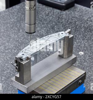 CMM, machine de mesure des coordonnées, machine de mesure des dimensions d'entretien. Métrologie innovante appliquée. Mesure des coordonnées 3D Banque D'Images