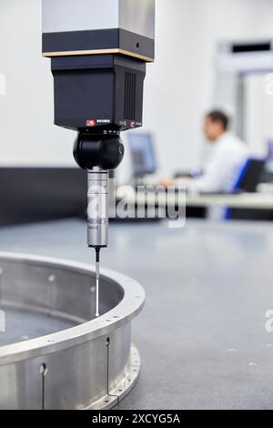 CMM, machine de mesure des coordonnées, machine de mesure des dimensions d'entretien. Métrologie innovante appliquée. Mesure des coordonnées 3D Banque D'Images