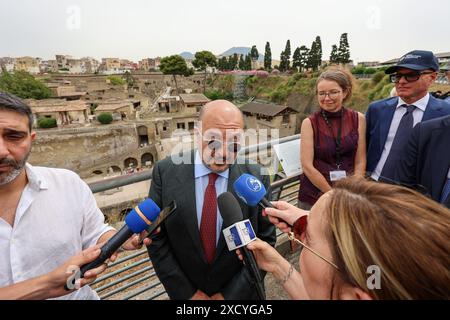 Ercolano, Italie, 19 juin 2024. Le ministre de la culture, Gennaro Sangiuliano, s’adresse aux journalistes lors de l’inauguration de l’ancienne plage à l’intérieur des fouilles archéologiques d’Ercolano, ouverte au public pour la première fois. Banque D'Images