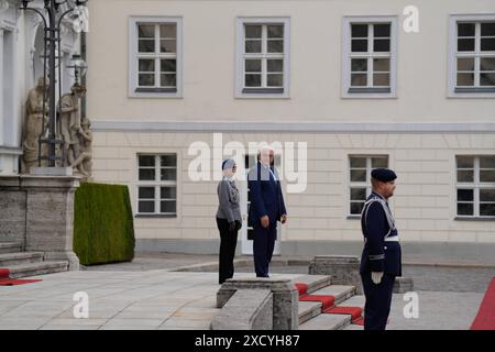 Bundespräsident Frank-Walter Steinmeier begrüßt Wachbataillon und Musikkorps Bundespräsident Frank-Walter Steinmeier begrüßt das Wachbataillon und das Musikkorps der Bundeswehr im Schloss Bellevue Berlin Berlin GER *** le président fédéral Frank Walter Steinmeier accueille le bataillon de garde et le président fédéral du Music corps Frank Walter Steinmeier accueille le bataillon de garde et le corps de musique de la Bundeswehr au Bellevue Palace Berlin GER Banque D'Images