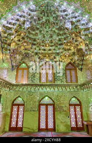 Shiraz, Iran - 29 octobre 2018 : intérieur fabuleux de la salle de prière dans Ali Ibn Hamzeh Holly Shrine. Banque D'Images