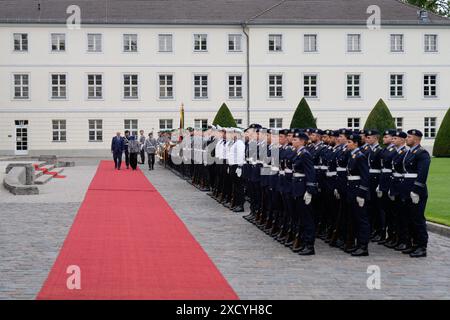 Bundespräsident Frank-Walter Steinmeier begrüßt Wachbataillon und Musikkorps Bundespräsident Frank-Walter Steinmeier begrüßt das Wachbataillon und das Musikkorps der Bundeswehr im Schloss Bellevue Berlin Berlin GER *** le président fédéral Frank Walter Steinmeier accueille le bataillon de garde et le président fédéral du Music corps Frank Walter Steinmeier accueille le bataillon de garde et le corps de musique de la Bundeswehr au Bellevue Palace Berlin GER Banque D'Images