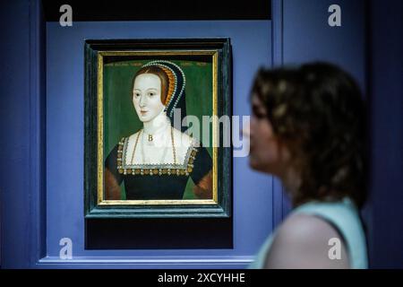 Londres, Royaume-Uni. 19 juin 2024. Portraits d'Anne Boleyn œuvre de la fin du XVIe siècle par un artiste anglais inconnu - six vies : les histoires des reines d'Henri VIII une nouvelle exposition à la National Portrait Gallery. Six Lives raconte la représentation des femmes à travers l'histoire et la culture populaire et comprend des peintures historiques, des dessins et des éphémères, des photographies contemporaines, des costumes et des films. Crédit : Guy Bell/Alamy Live News Banque D'Images