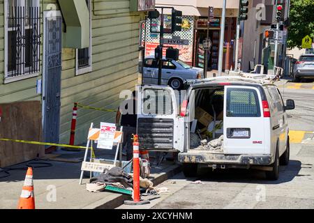 San Francisco, Californie, États-Unis d'Amérique - 14 juin 2024 : un travailleur charge une fourgonnette sur un chantier de construction dans la rue de San Francisco, États-Unis *** Arbeiter belädt einen transporter auf einer Baustelle an der Straße à San Francisco, États-Unis Banque D'Images