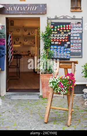 Exposition de fleurs et de souvenirs devant une boutique du Piazzo Duomo au célèbre Duomo d'Orvieto Banque D'Images