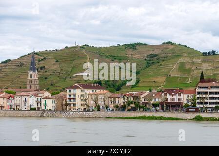 Vue sur la célèbre ville viticole de Tain et quelques vignobles à flanc de colline, sur les rives du Rhône, dans le sud-est de la France Banque D'Images