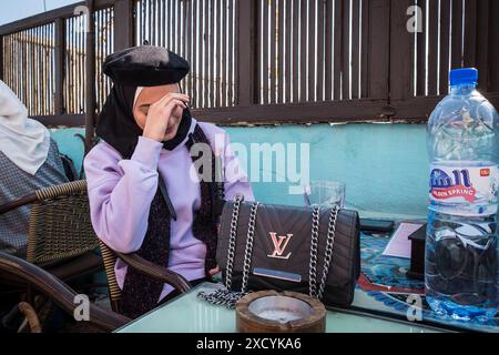 Syrie, Damas, fille fumant la chicha Banque D'Images