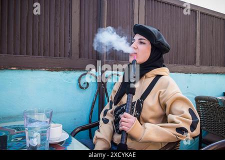 Syrie, Damas, fille fumant la chicha Banque D'Images