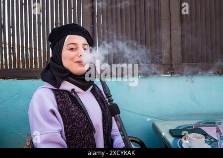 Syrie, Damas, fille fumant la chicha Banque D'Images