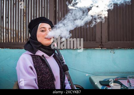 Syrie, Damas, fille fumant la chicha Banque D'Images