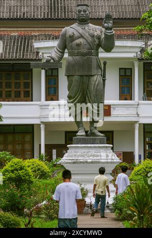 Laos, Luang Prabang. Statue du roi Sisavang Vong dans le jardin du Musée du Palais. Il était roi de Luang Prabang et plus tard du Laos de 1904 à Salut Banque D'Images