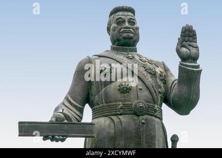 Laos, Luang Prabang. Statue du roi Sisavang Vong dans le jardin du Musée du Palais. Il était roi de Luang Prabang et plus tard du Laos de 1904 à Salut Banque D'Images