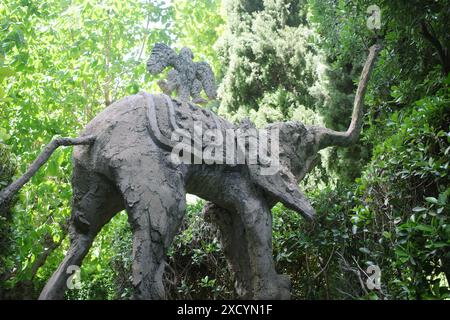 Gérone, Espagne - 26 mai 2024 : statue d'éléphant de Salvador Dali dans les jardins du château Gala Dali à Pubol, Catalogne Banque D'Images