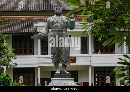 Laos, Luang Prabang. Statue du roi Sisavang Vong dans le jardin du Musée du Palais. Il était roi de Luang Prabang et plus tard du Laos de 1904 à Salut Banque D'Images