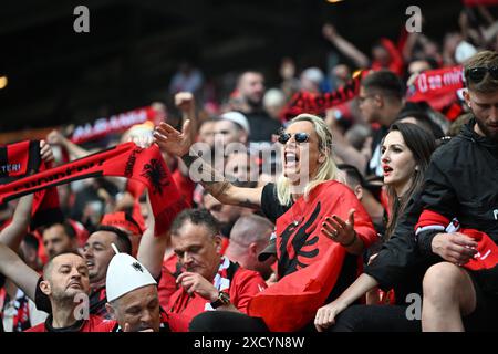 Hambourg. 19 juin 2024. Les supporters albanais réagissent avant le match UEFA Euro 2024 Groupe B entre la Croatie et l'Albanie à Hambourg, en Allemagne, le 19 juin 2024. Crédit : Xiao Yijiu/Xinhua/Alamy Live News Banque D'Images