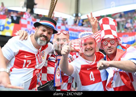 Hambourg. 19 juin 2024. Les fans de Croatie réagissent avant le match UEFA Euro 2024 du Groupe B entre la Croatie et l'Albanie à Hambourg, en Allemagne, le 19 juin 2024. Crédit : Ren Pengfei/Xinhua/Alamy Live News Banque D'Images