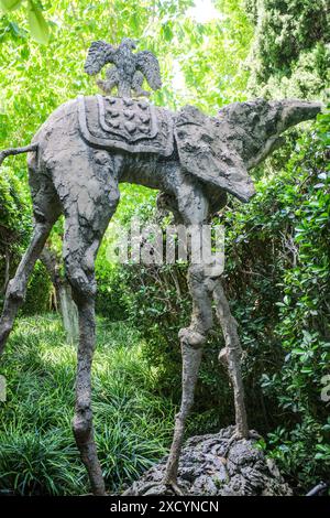 Gérone, Espagne - 26 mai 2024 : statue d'éléphant de Salvador Dali dans les jardins du château Gala Dali à Pubol, Catalogne Banque D'Images