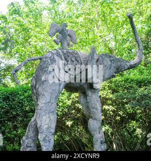 Gérone, Espagne - 26 mai 2024 : statue d'éléphant de Salvador Dali dans les jardins du château Gala Dali à Pubol, Catalogne Banque D'Images