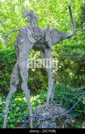 Gérone, Espagne - 26 mai 2024 : statue d'éléphant de Salvador Dali dans les jardins du château Gala Dali à Pubol, Catalogne Banque D'Images