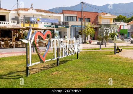 Limenas Port, Thassos, Grèce -12 juin 2024 : J'aime Thassos lettres dans la capitale et le port principal de l'île grecque Banque D'Images