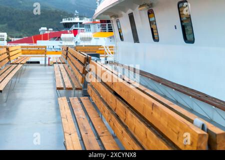 banquettes vides sur la terrasse du ferry, port Banque D'Images