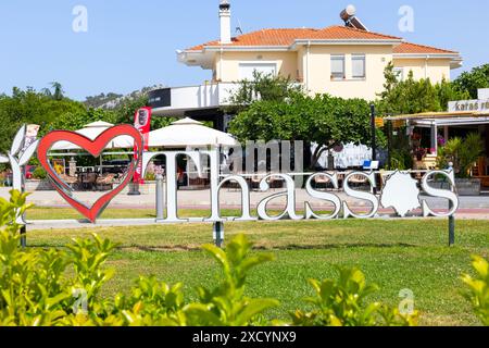 Limenas Port, Thassos, Grèce -12 juin 2024 : J'aime Thassos lettres dans la capitale et le port principal de l'île grecque Banque D'Images